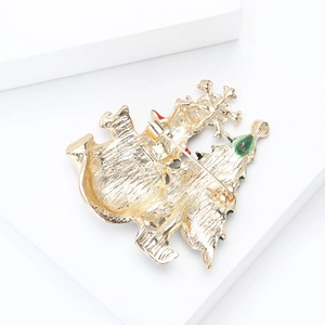 Broche bonhomme de neige de Noël en alliage doré montrant l'épingle arrière et le contour festif