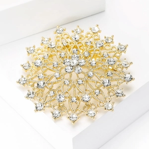 Makroaufnahme der goldenen Sonnenblumen-Brosche mit funkelnden Kristallen
