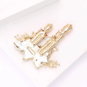 Broche bougie de Noël créative en alliage doré avec silhouettes festives de soldats