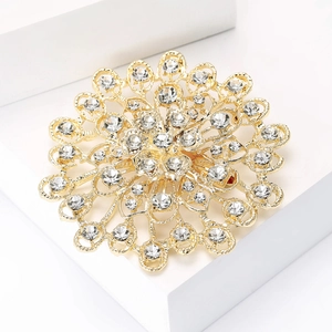 Vue détaillée d'une broche tournesol en cristal avec dentelle métallique complexe