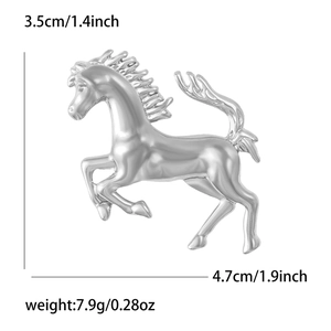 Dimensioni dettagliate della spilla a cavallo argento: altezza 3,5 cm e larghezza 4,7 cm