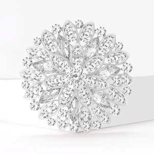 Lussuosa spilla a girasole in argento con cristalli scintillanti su piedistallo