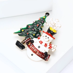 Broche de bonhomme de neige de Noël avec sapin et bannière sur un présentoir blanc