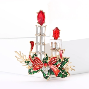 Élégante broche bougie de Noël avec cristaux et nœud en émail rouge sur fond blanc