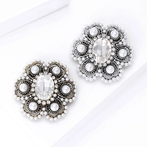 Elegante Blumenbroschen mit Perlen und Kristallen in Gold und Silber auf weißem Hintergrund