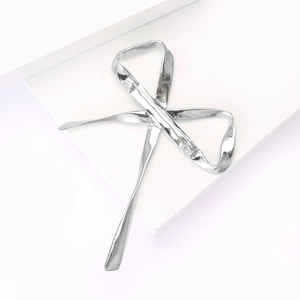 Vue détaillée d'une broche nœud en argent brillant avec finition miroir polie