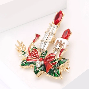 Élégante broche de bougies de Noël avec cristaux rouges et feuilles de houx émaillées
