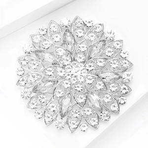 Dettaglio macro di una spilla a girasole in argento con strass scintillanti e petali