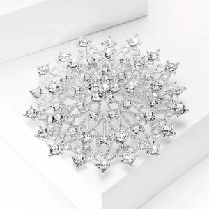 Detail der Sonnenblumenbrosche mit funkelnden Kristallen auf polierter Silbermetallbasis