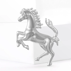 Spilla pendente a cavallo in argento lucido con posa di stallone che salta per stile versatile
