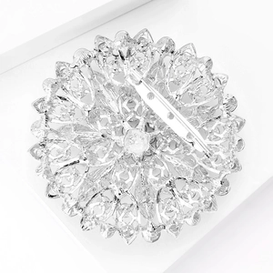 Dettaglio del retro della spilla a girasole in argento con filigrana e spilla di sicurezza
