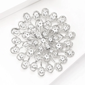 Vue macro détaillée de la broche fleur de soleil argentée avec strass en cristal