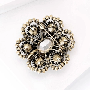 Vintage Barock Blumenbrosche aus Gold mit Süßwasserperle und sicherem Verschluss