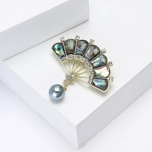 Elegante spilla a ventaglio con intarsio in conchiglia di abalone, strass e perla grigia