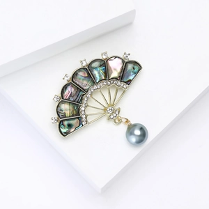 Spilla a ventaglio elegante con guscio di abalone e strass in oro lucido