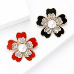 Elegante fünfblättrige Blumenbroschen in Rot und Schwarz mit Perlen und Kristallen