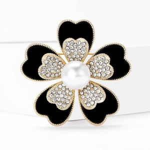 Elegante Blütenbrosche mit schwarzer Emaille, funkelnden Kristallen und einer großen Perle
