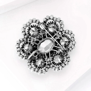 Makroaufnahme der Rückseite der Retro-Blumenbrosche aus Silber mit Sicherheitsverschluss