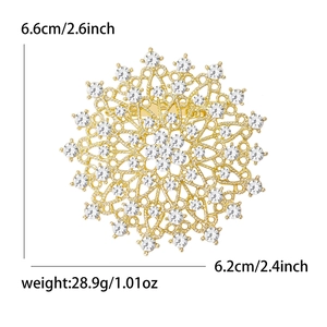 Goldene Sonnenblumen-Brosche mit Strasssteinen, Größe 6,6 cm x 6,2 cm, auf weißem Grund