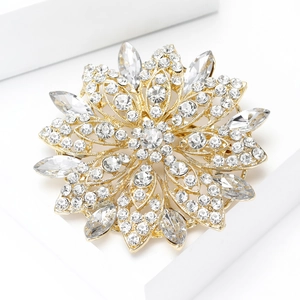 Dettaglio della spilla a girasole placcata in oro con strass di cristallo a più strati