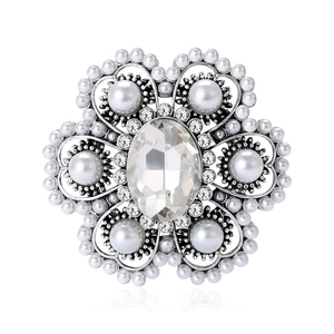 Eleganter Vintage Blumen-Brosche mit weißen Perlen und großem Kristall-Inlay