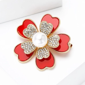 Makro-Detail einer 5-blättrigen Emaille-Blumenbrosche mit Strass und weißer Perle