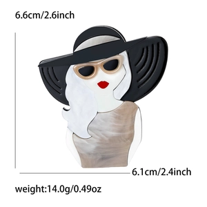 Guide détaillé des dimensions de la broche en acrylique: hauteur 6,6 cm et largeur 6,1 cm