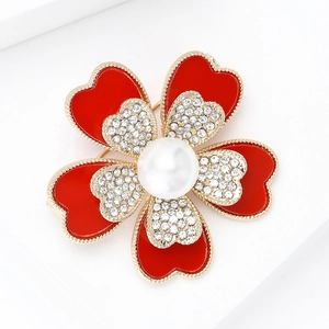 Makroaufnahme der fünfblättrigen Blumenbrosche mit roten Emaille-Blättern und Perle