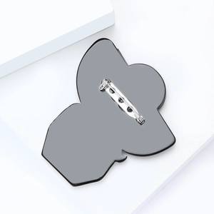 Broche chapeau créative en acrylique avec épingle de sûreté argentée pour femmes
