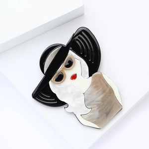 Broche moderne en acrylique avec silhouette minimaliste d'une dame au chapeau noir