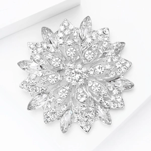 Dettaglio macro di spilla a girasole in argento con strass e cristalli multistrato