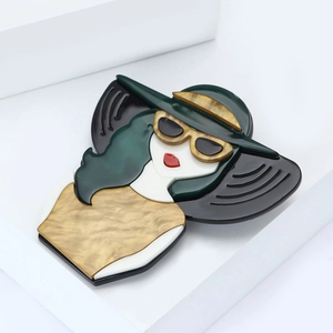 Vue détaillée d'une broche en acrylique pour femme avec texture marbrée et chapeau rétro