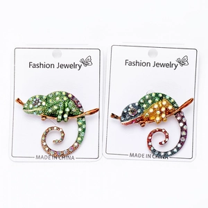 Détail macro de broches caméléon colorées avec strass sur cartes à bijoux