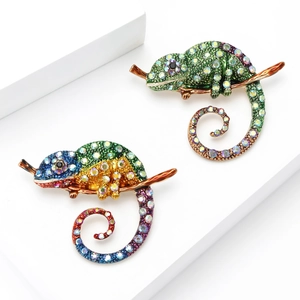 Broche caméléon créative en émail avec strass colorés sur un socle blanc pur