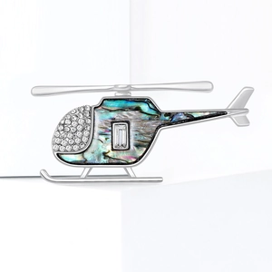Modische Hubschrauber-Brosche mit bunter Abalone-Muschel und glänzenden Kristall-Steinen