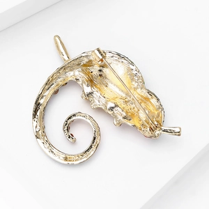 Vue arrière de la broche caméléon en émail doré avec texture métal et fermoir épingle