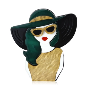 Broche moderne en acrylique représentant une dame au chapeau et robe à texture marbrée