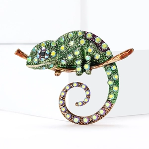 Exquise broche caméléon en émail vert avec des strass colorés étincelants sur une branche