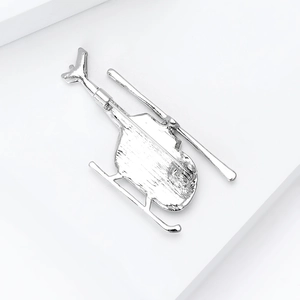 Silberne Hubschrauber-Brosche mit polierter Metalloberfläche und Pin-Verschluss