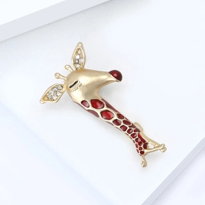 Charmanter Giraffen Brosche Pin vergoldet mit roten Emaille-Flecken und funkelnden Strass