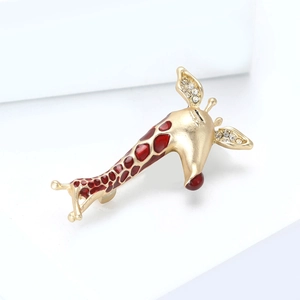 Künstlerische Giraffen-Brosche aus Goldlegierung mit roter Emaille für stilvolles Design