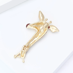 Goldene Giraffen-Brosche mit rotem Perlendetail Rückansicht mit Sicherheitsnadel