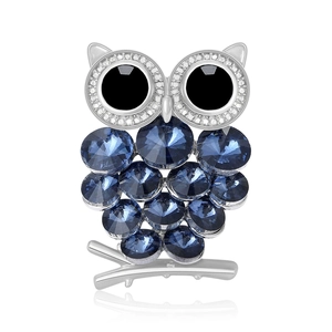 Fonkelende blauwe strass uil broche op zilveren tak voor elegante damesjuwelen