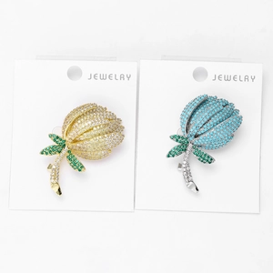 Détail rapproché de broches en forme de tulipe avec strass et émail coloré élégant