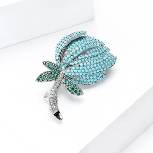 Détail de la broche fleur avec perles turquoise, cristaux verts et diamants blancs