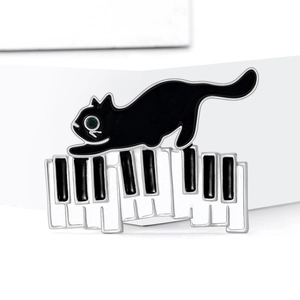 Broche chat noir et touches de piano minimaliste avec œil en pierre précieuse verte