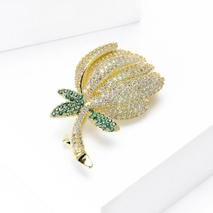 Détail de la broche tulipe avec placage en or et zircons blancs étincelants