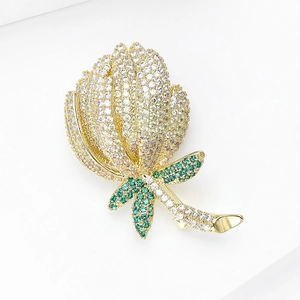Détail de la broche tulipe avec zircons étincelants et accents de pierres vertes