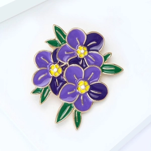 Eleganter lilafarbener Emaille-Blumenanstecker mit gelber Mitte und grünen Blättern