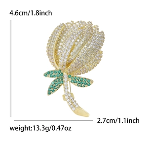 Broche tulipe élégante avec strass et gemmes vertes, dimensions 4,6cm sur 2,7cm